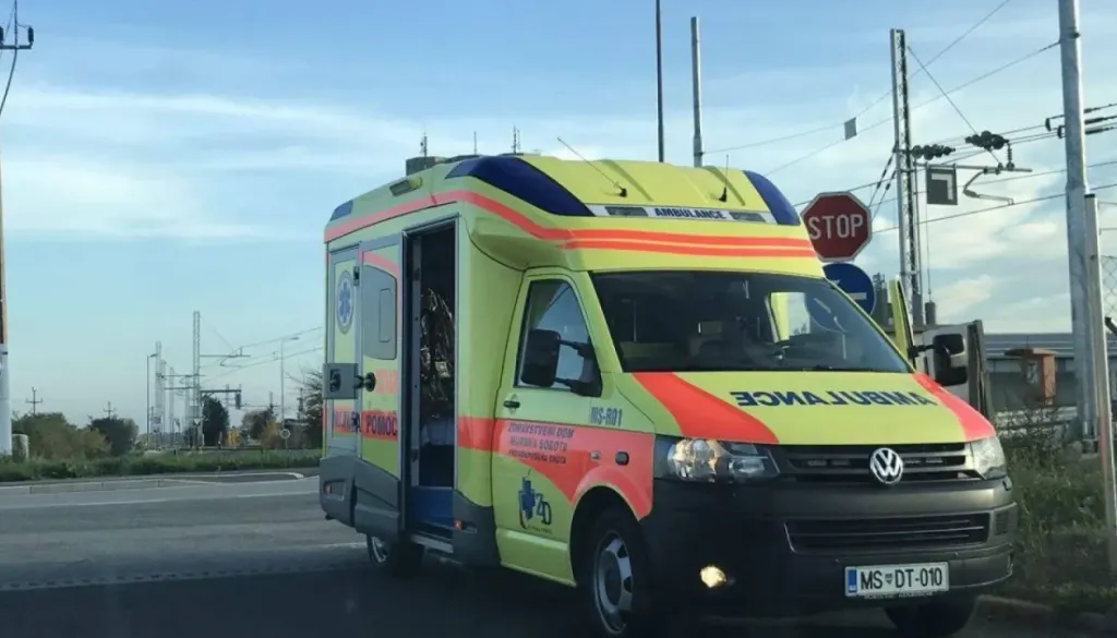 Vozilo v nesreči pristalo na strehi, posredovali štajerski gasilci in reševalci