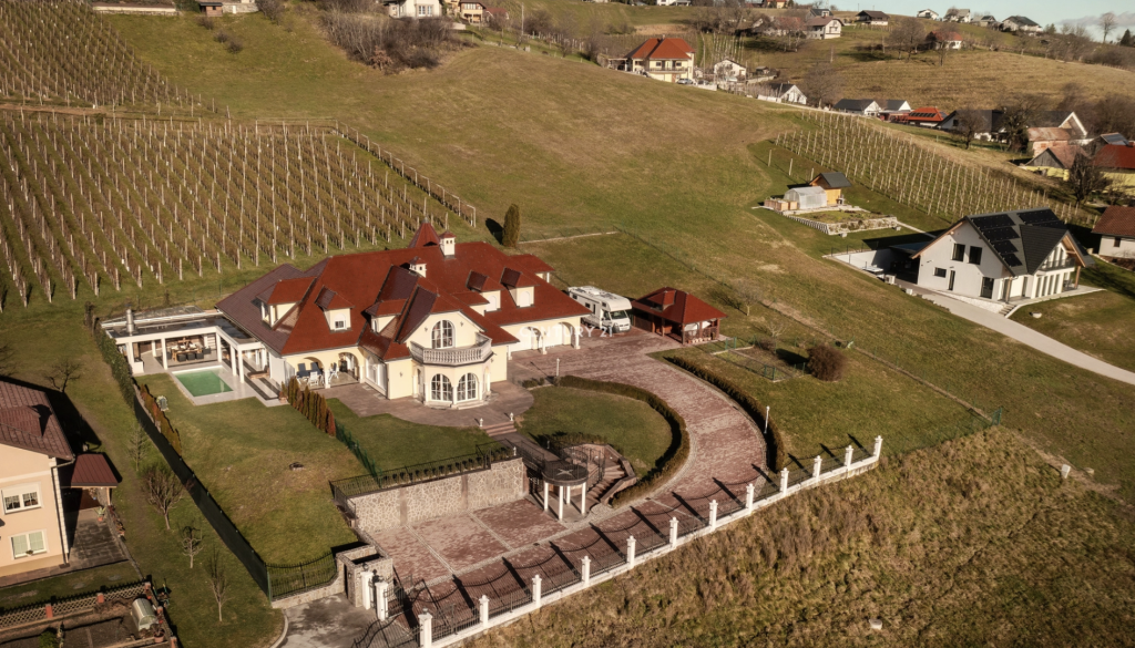 Luksuzna vila nedaleč od Maribora za 1,5 milijona. Notranjost vas bo presenetila