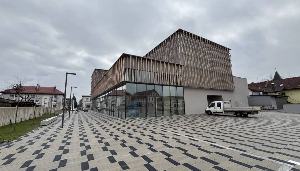 V novem Urban centru se oddajajo parkirna mesta. Take so cene mesečnega in letnega najema