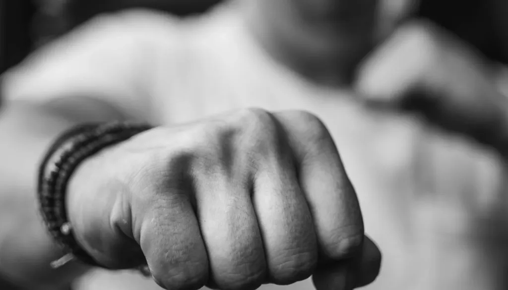 Skupina napadalcev brutalno pretepla 25-letnika