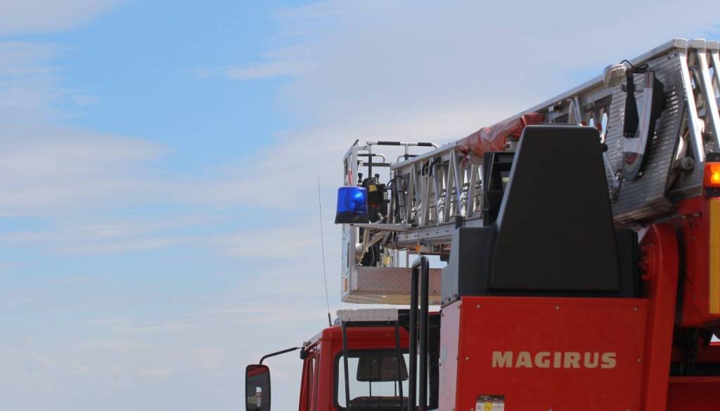 Na Štajerskem trčenje treh vozil, gasilci reševali ukleščeno osebo