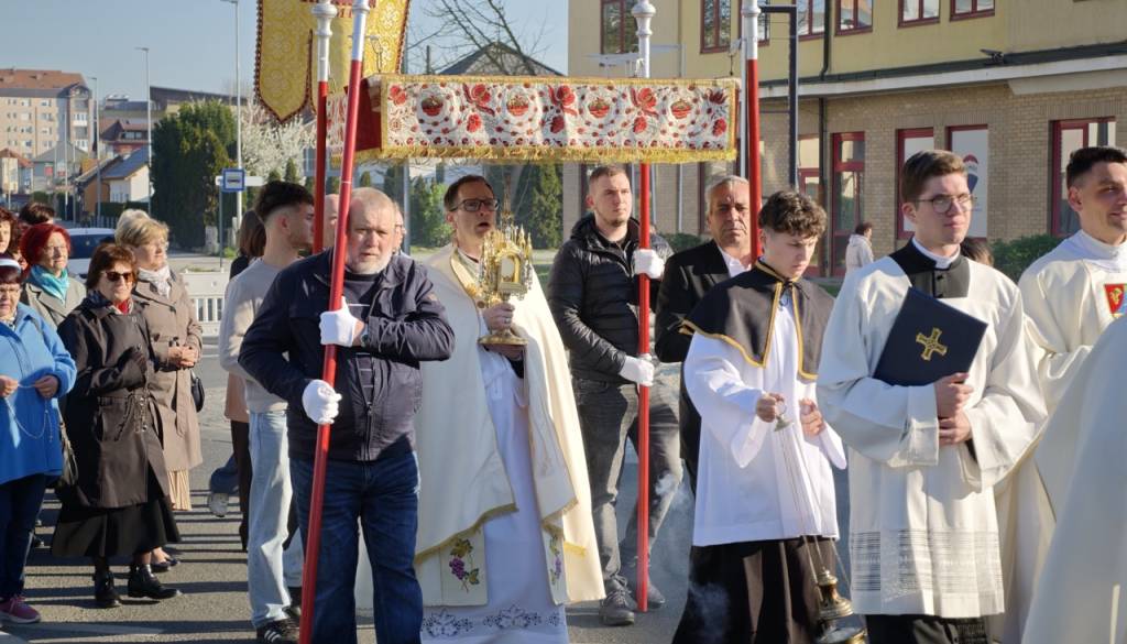 FOTO in VIDEO: Slovesna procesija zaznamovala velikonočno jutro v Murski Soboti