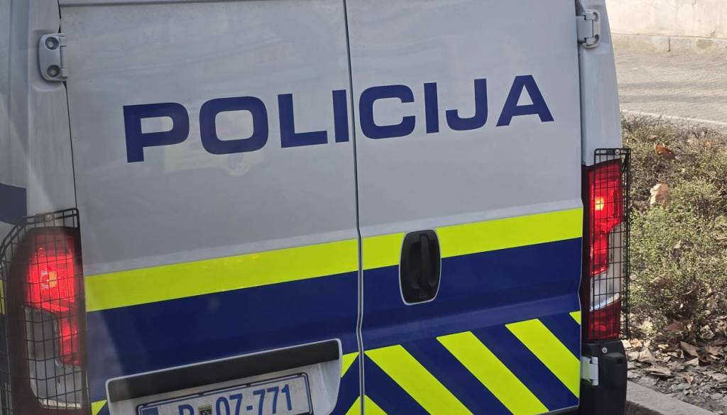 18-letnik povzročil incident med verniki, ukrepati je morala policija