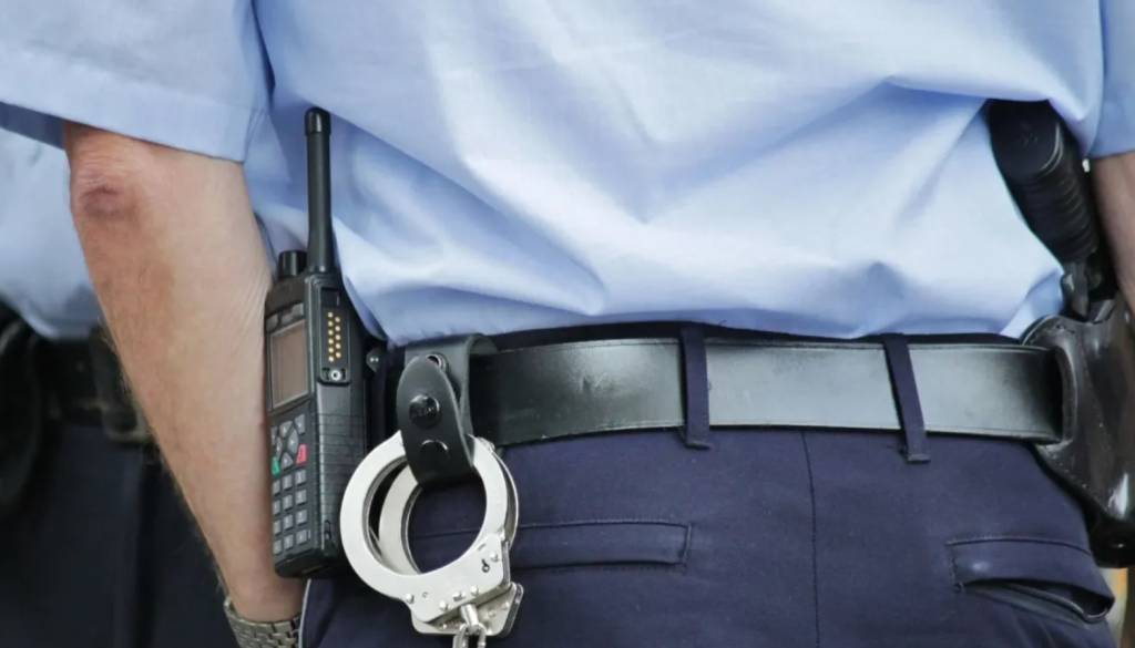 Pobegnil policiji, prebil varnostno ograjo in padel z nadvoza. Toliko je napihal 27-letnik na Obali