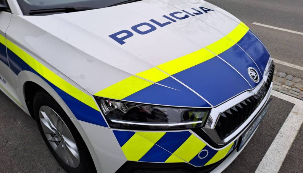 18-letnik z vozilom zapeljal med ljudi, policija ga našla na domu