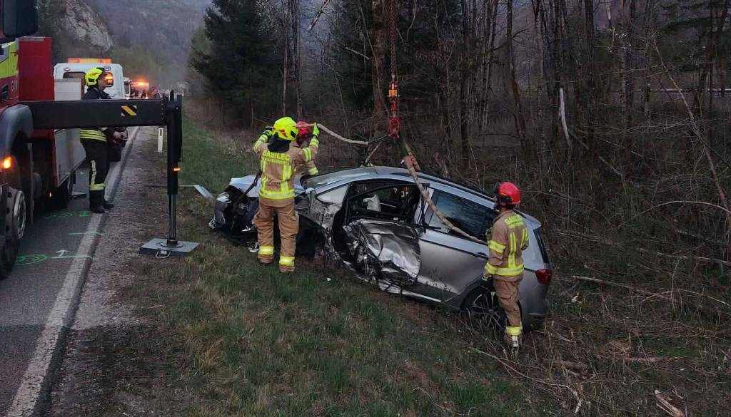 Huda nesreča v Bohinju: Ena oseba ukleščena, posredoval helikopter