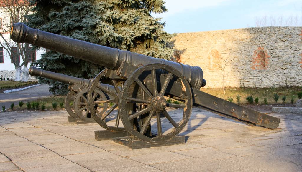 Pretresljivo: Top na velikonočni prireditvi vzel življenje človeku