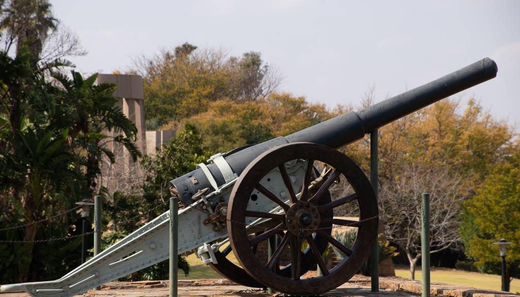 Grozljiva nesreča: Top med dogodkom ubil človeka