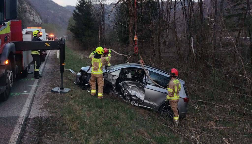 Huda nesreča pri Bohinju in požar na Mežakli: ena oseba s helikopterjem v UKC Ljubljana