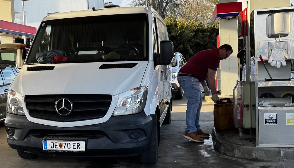 Bo še več tujcev tankalo pri nas? Primerjava cen bencina in dizla razkriva ogromne razlike v cenah