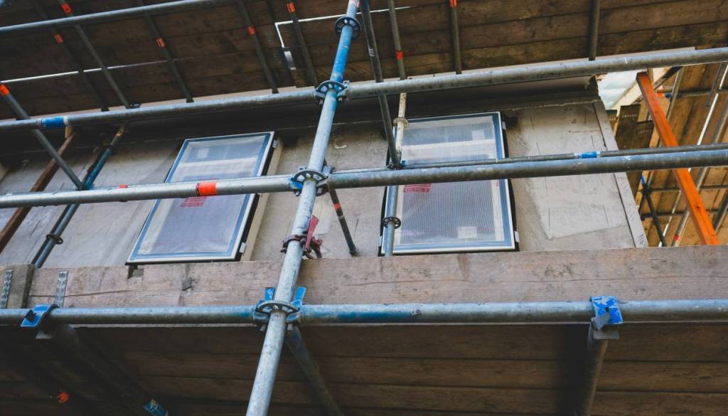 Tragedija v Mariboru: 27-letnik po delovni nesreči podlegel poškodbam