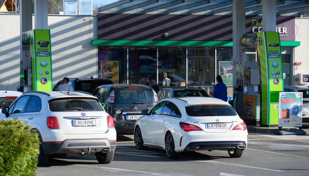 Gorivni turizem cveti, primerjava cen goriva razkriva tako velike razlike