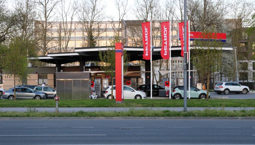 FOTO in VIDEO: Vozniki v Ljubljani pred dvigom cen množično tankajo