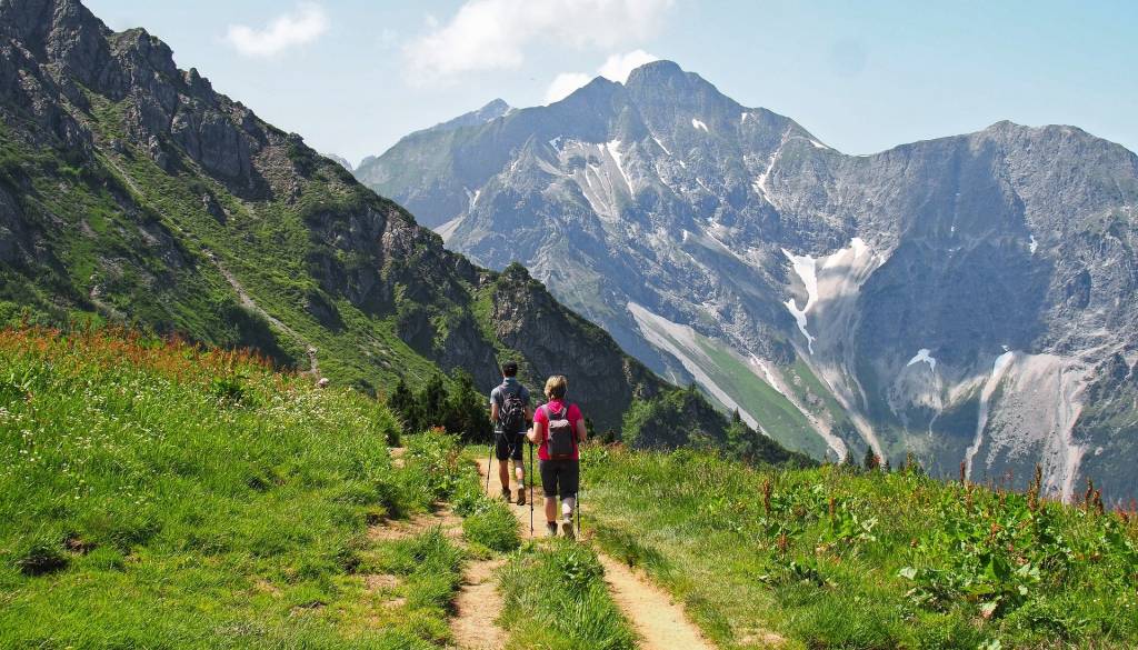 Kam v hribe nad Jesenicami? Objavili so pohode za celo leto