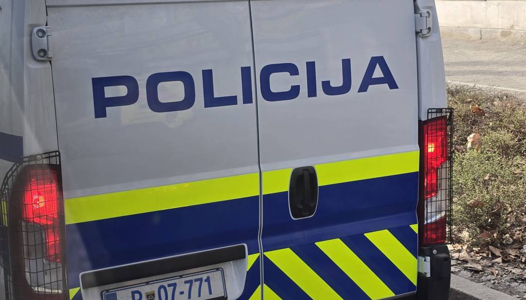Motorist po trku pobegnil, a pristal v bolnišnici