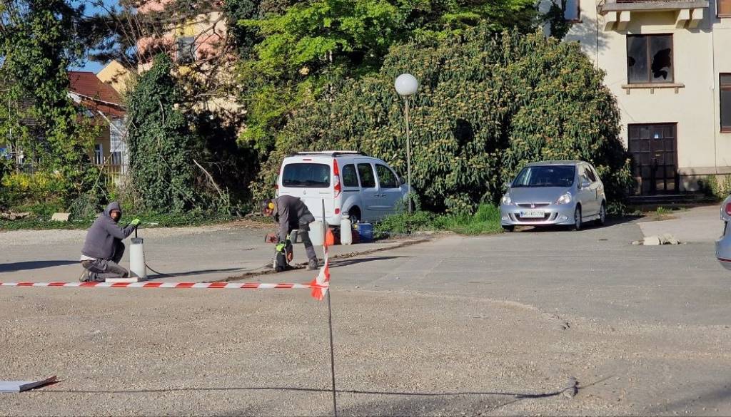 FOTO in VIDEO: Del gramoznega parkirišča v Murski Soboti zaprt