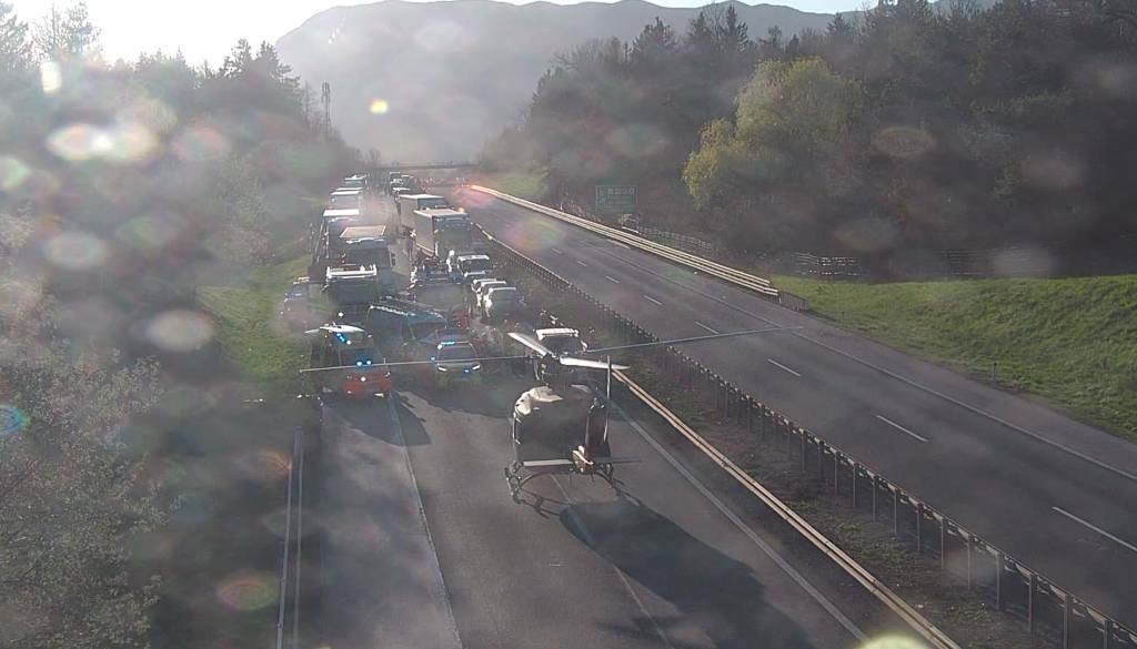 Na primorski avtocesti pristal helikopter: Po hudi nesreči zastoji segajo do Razdrtega