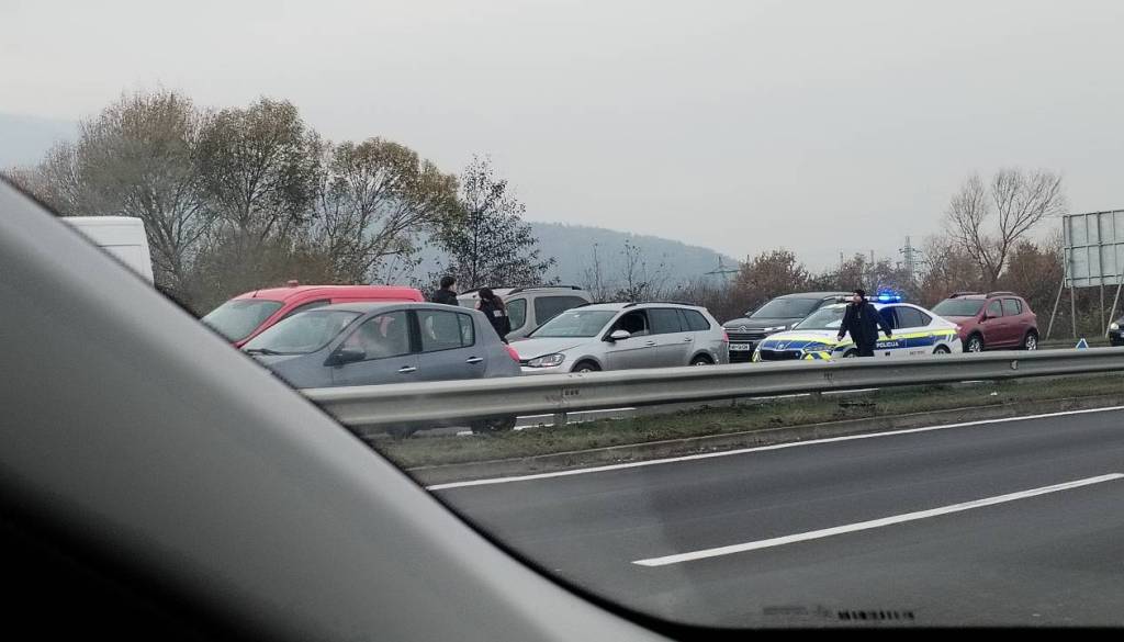 Jutranja nesreča v predoru na štajerski avtocesti, vozilo končalo na strehi