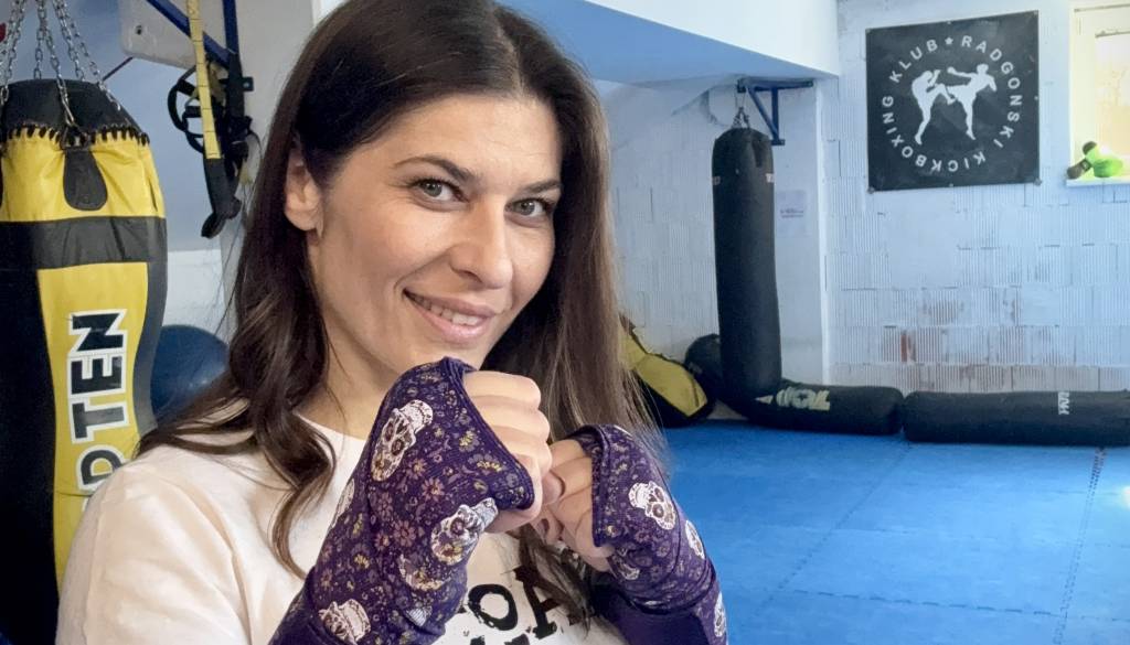 VIDEO: Priljubljena televizijska voditeljica s fantom organizira državno prvenstvo v kickboxingu nedaleč stran od Ptuja
