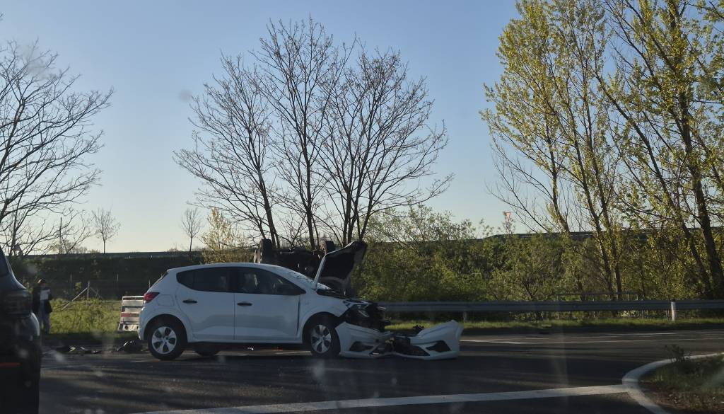 FOTO: Prometna nesreča v Murski Soboti, eno vozilo pristalo na strehi