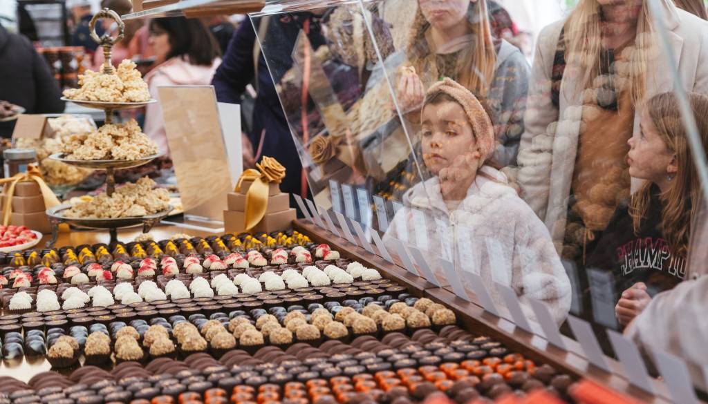 Radovljica letos kot Willy Wonka: Graščina se spreminja v tovarno čokolade!