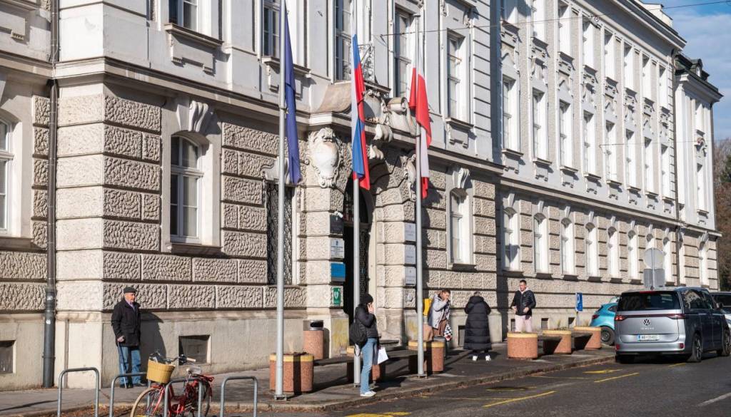 Priložnost za zaposlitev na mariborski občini, plača do 2077 evrov bruto