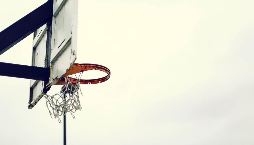 Koši brez mrežic in občasno poplavljeno igrišče za avtobusno postajo na Ptuju? Občina pojasnjuje