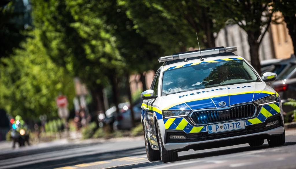 Drama na Štajerskem: Policisti v gneči odprli pot staršema z dojenčkom do bolnišnice