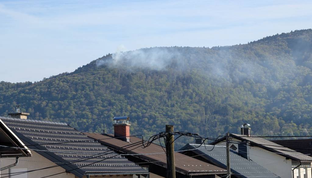 FOTO in VIDEO: Gost dim nad Pohorjem, prebivalci so videli tudi gasilce, kaj se dogaja?