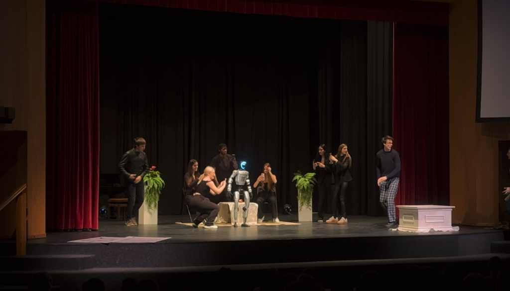 FOTO in VIDEO: Zgodovinski trenutek na Štajerskem, robot Jože prvič stopil na gledališki oder