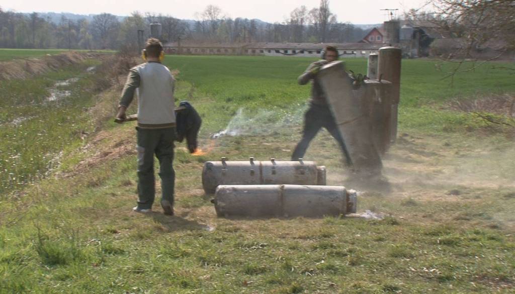 V Pomurju huda poškodba zaradi pokanja s karbidom, policisti kar na 14 intervencijah