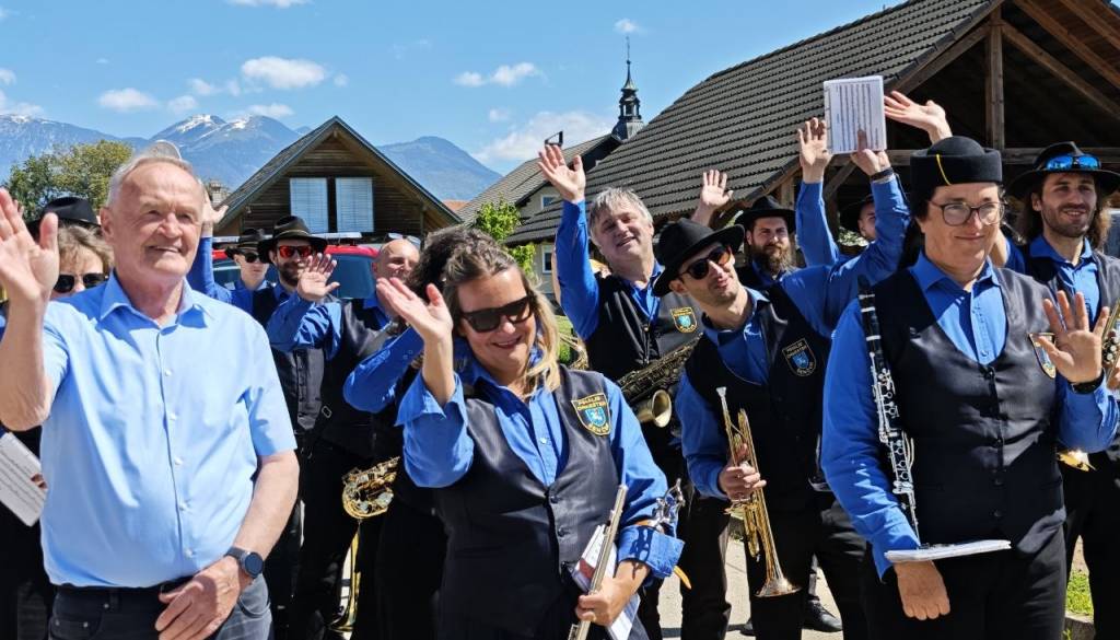 FOTO in VIDEO: Navdušujoča Prvomajska budnica Pihalnega orkestra Občine Šenčur