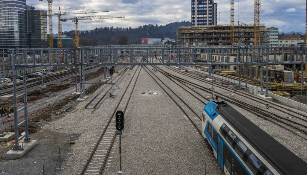 Čez praznike nove zapore železniške postaje. Preverite nadomestne prevoze in spremembe