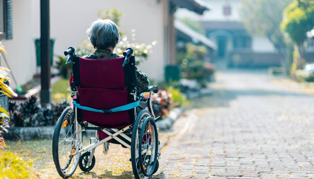 Nepričakovana intervencija: oseba na invalidskem vozičku obtičala, posredovali gasilci