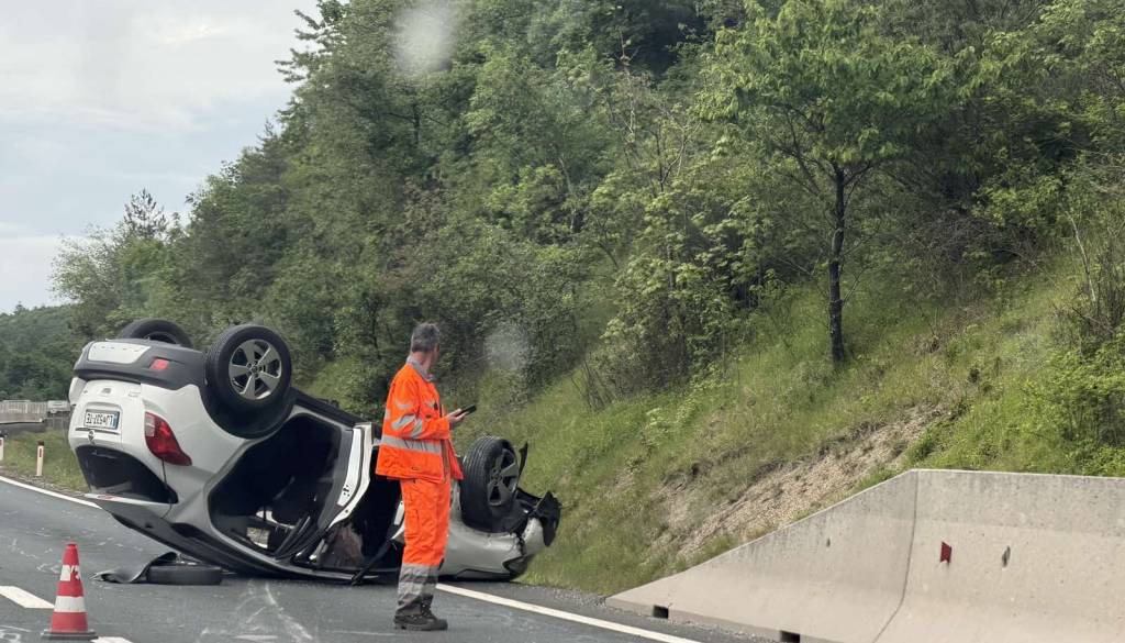 FOTO: Počilo na avtocesti, avtomobil pristal na strehi
