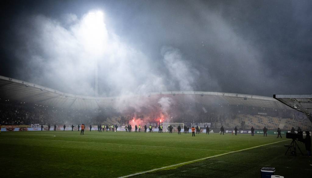 Pestro dogajanje v Mariboru, derbi prekinjen, policija razkrila podrobnosti