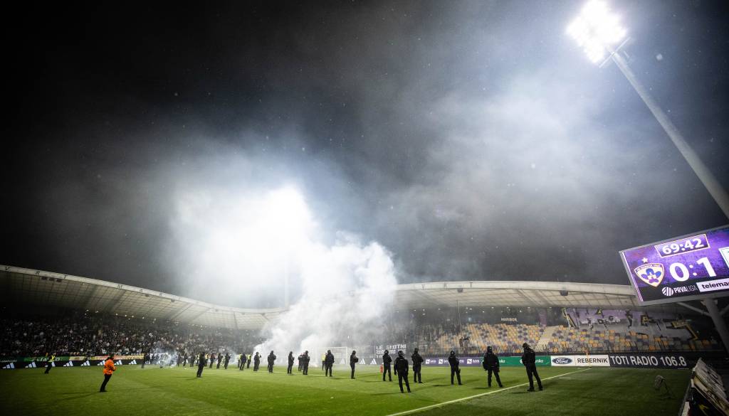 Derbi prekinjen, ukrep prepovedi udeležbe na športnih prireditvah tudi mladoletniku. To vse se je dogajalo
