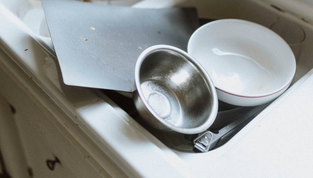 Bleščeč sijaj ima tudi manj bleščečo plat: Tablete za pomivanje posode pod drobnogledom