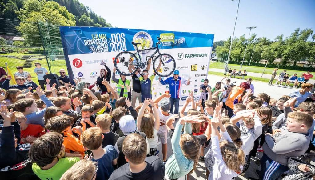 Ganljiva karavana osvojila Slovenijo: 28 kolesarjev vrti pedala za srečo otrok