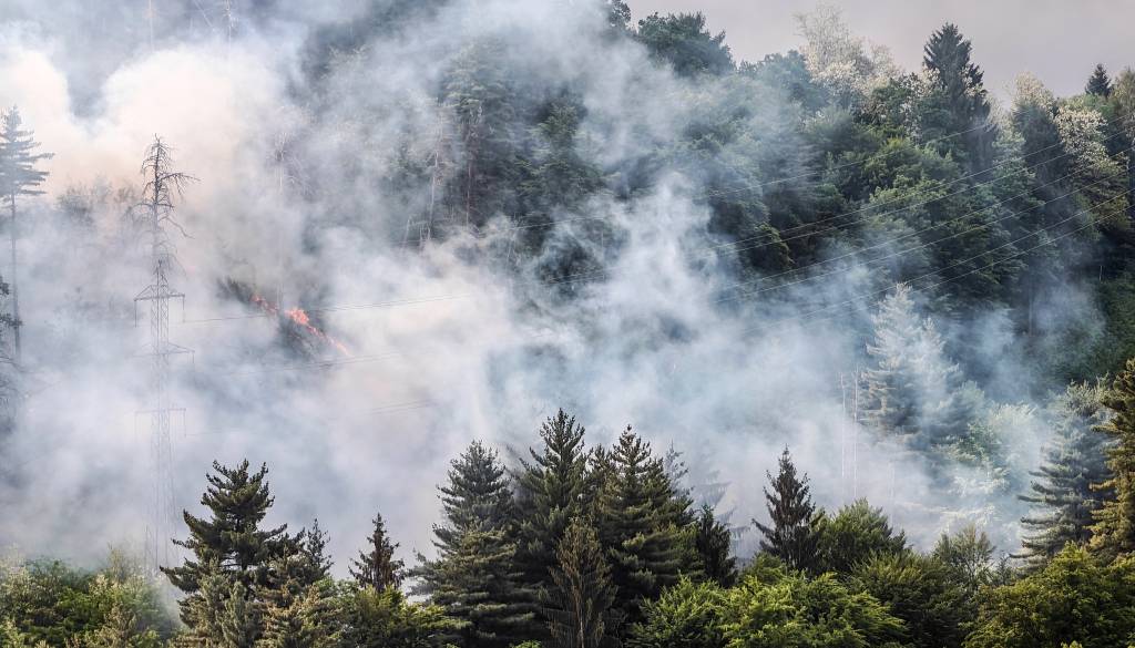 Velik požar na Štajerskem se hitro širi, na pomoč prihajajo tudi letala