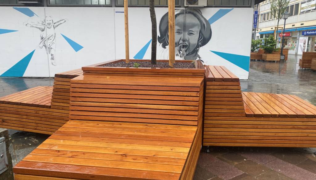FOTO: Novi trg na Ptuju dobil novo podobo, pozornost krade tudi nastajajoči grafit