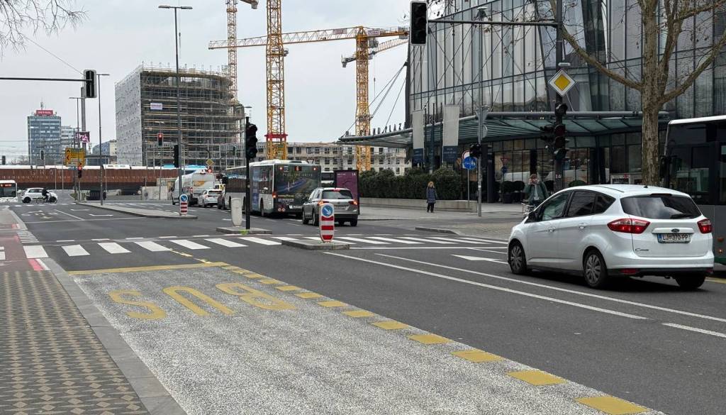 Bavarski dvor jutri brez semaforjev: Promet bodo usmerjali policisti, možni tudi izpadi interneta