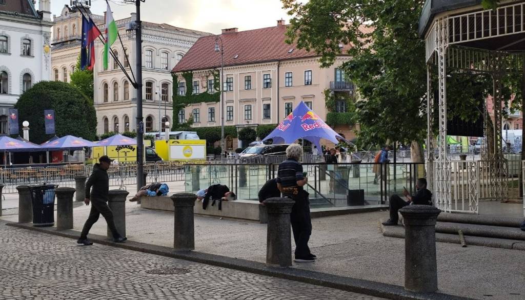FOTO: Kongresni trg v Ljubljani razburja: »Sramota pred turisti, pijanci in igle povsod – kje je redarstvo?«