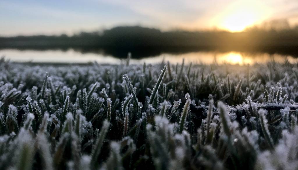 Temperature sredi maja zdrsnile pod ledišče, ponekod skoraj kot pozimi