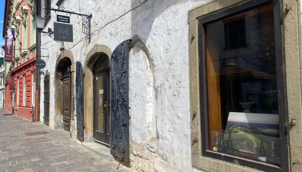 Po desetih letih Vinoteka Kobal zapušča Prešernovo ulico: »Ptuj se prazni«