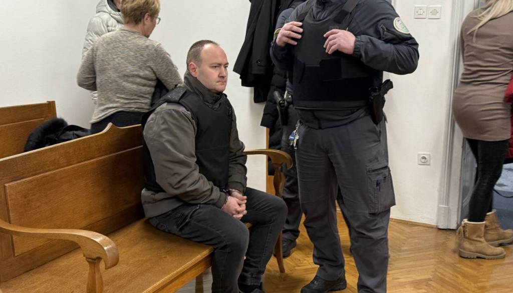 Na sodišču proti lastnim otrokom: 30 let zapora zaradi sostorilstva pri umoru žene, želi večino premoženja