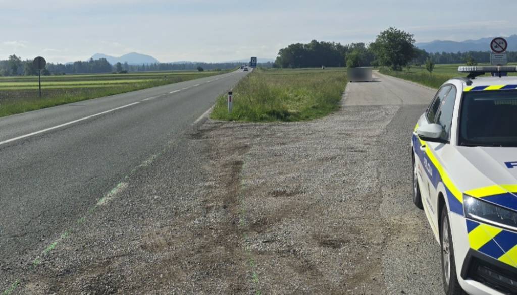 Le sekunde od tragedije? Voznica belega avta se je komaj izognila trčenju, zdaj jo išče policija