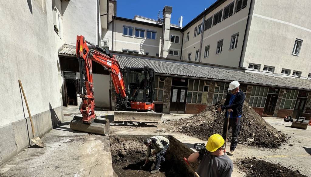 FOTO: Kaj vse se skriva pod kranjsko tržnico? Arheologi že kopljejo ...