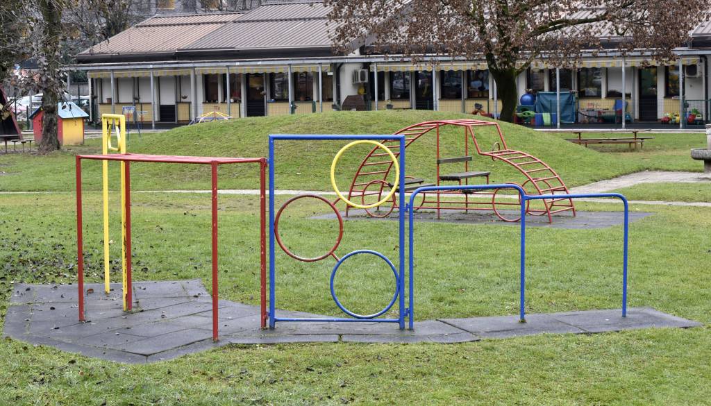 Igrišče ob pomurskem vrtcu bo zaklenjeno, nepridipravi uničevali igrala, premeščali pokrove jaškov ...