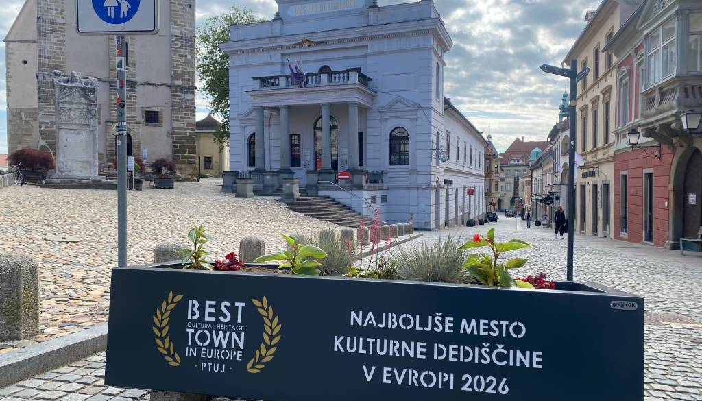 Ste opazili? Ptuj v cvetju in zastavah ponosno nosi naziv najboljšega mesta kulturne dediščine v Evropi